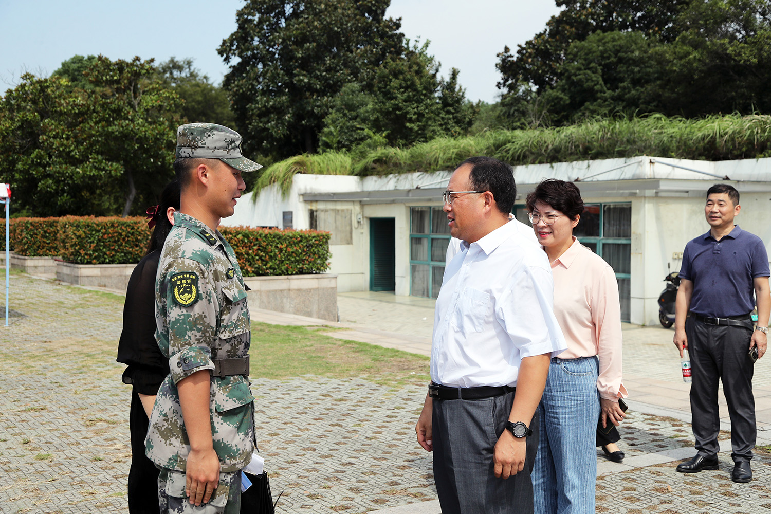 王书记与军训总负责交流1.JPG 王书记与军训总负责交流1.JPG