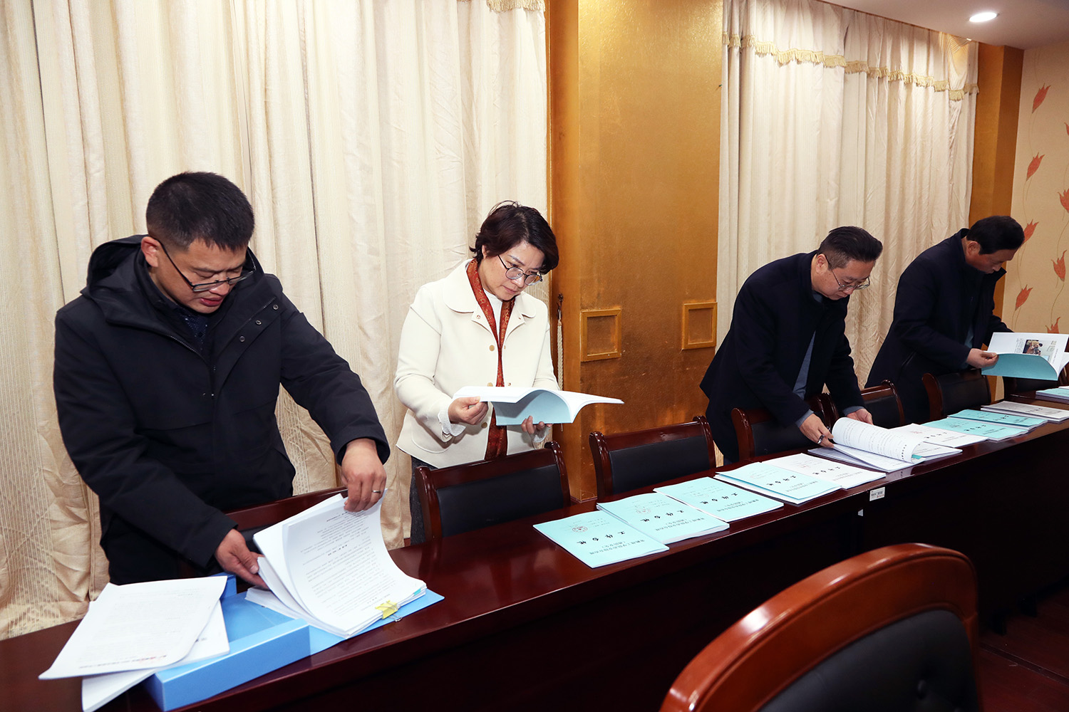 查阅材料.JPG 查阅材料.JPG